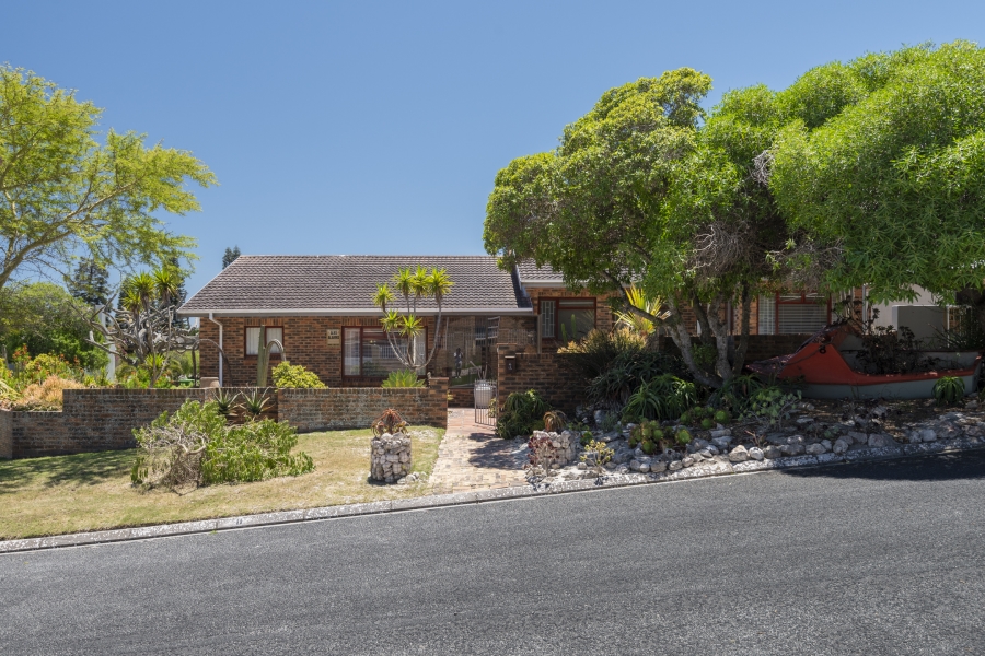 4 Bedroom Property for Sale in Middedorp Western Cape